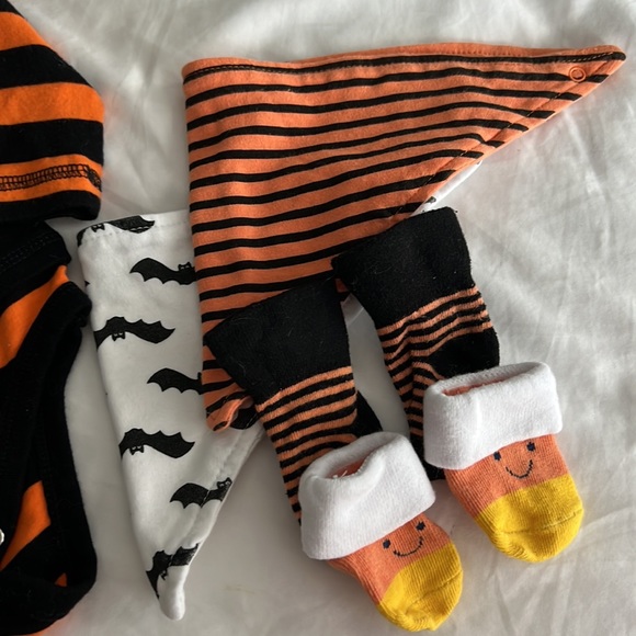 Mickey My 1st Halloween LS Onesie Bundle 9-12M - Picture 4 of 7